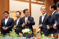 [포토] 文대통령, 기업인들과 칵테일 타임