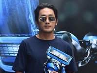 [포토] 상남자 포스 뿜으며 신촌 등장한 배우 하정우