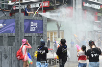 [포토] 도심속에서 즐기는 일탈 '신촌물총축제'