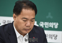 [포토] 초조한 표정의 국민의당 이용주 의원