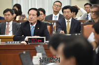 [포토] 北 ICBM 관련 현안보고 하는 송영무 국방부 장관