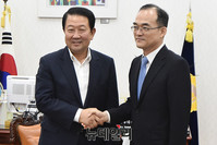 [포토] 악수 나누는 박주선 비대위원장과 문무일 검찰총장