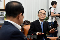 [포토] 대화 나누는 박주선 부의장과 문무일 검찰총장