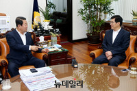 [포토] 대화 나누는 박주선 비대위원장과 박경민 해양경찰청장