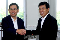 [포토] 주호영 바른정당 원내대표 찾은 박경민 해양경청장