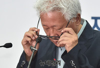 [포토] 안경 고쳐쓰는 류석춘 자유한국당 혁신위원장