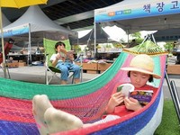 [포토] 다리밑헌책방, 무더위 책으로 떠나는 여행