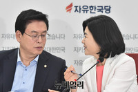 [포토] 대화 나누는 정우택-류여해