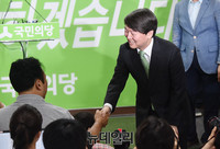 [포토] 기자들과 인사 나누는 국민의당 안철수 전 대표