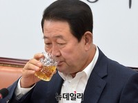 [포토] 물 마시는 박주선