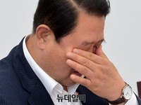[포토] 눈비비는 박주선 비대위원장