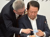 [포토] 회의중 쪽지받은 박주선 비대위원장