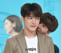 [포토] 드라마 맨홀서 브로맨스 선보이는 김재중-바로