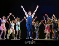 [포토] 열연하는 '브로드웨이42번가' 배우들