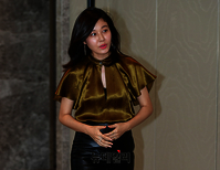 [포토] 황금색 블라우스 입고 등장한 김하늘
