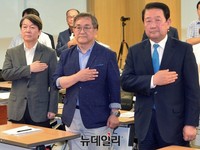 [포토] 국민의례하는 안철수-김태일-박주선