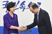 [포토] 인사 나누는 추미애 대표와 문무일 검찰총장