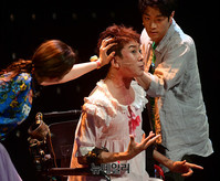 [영상] 탄탄해진 스토리로 돌아온 연극 '지구를 지켜라'