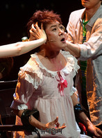 [포토] 연극 무대서 열연하는 배우 허규