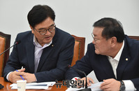 [포토] 대화 나누는 우원식-김태년