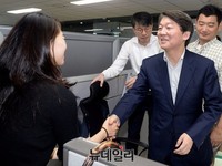 [포토] 악수 나누는 안철수