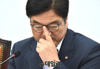 [포토] 안경 고쳐는 우원식 더불어민주당 원내대표