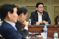 [포토] 인사말 하는 자유한국당 정우택 원내대표