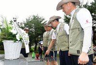 [포토] 백골병단전적비 헌화하는 정광영 부총재