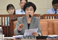 [포토] 질문에 답하는 김영주 고용노동부 장관 후보자