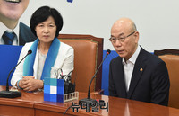 [포토] 대화 나누는 추미애 대표와 이효성 방송통신위원장