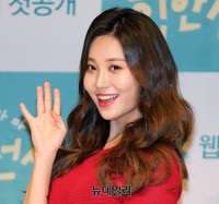 [포토] 유라 '샤방샤방한 손인사'