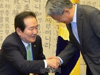 [포토] 악수하는 정세균-김동철