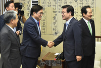 [포토] 인사 나누는 여야 원내대표와 정세균 의장