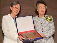 [포토] 수상하는 이인호 서울대 명예교수