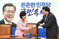 [포토] 인사 나누는 추미애 대표와 마크 내퍼 주한미국대사대리