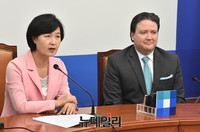 [포토] 대화 나누는 추미애 대표와 마크 내퍼 주한미국대사대리