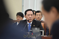 [포토] 의원들의 질문에 답하는 송영무 국방부장관
