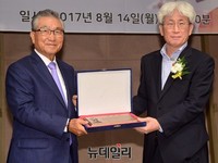 [포토] 특별상 수상하는 복거일 대표