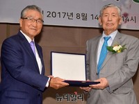 [포토] 수상하는 남시욱 화정평화재단 이사장