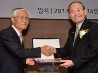 [포토] 수상 후 악수하는 조갑제-한철수