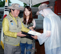 [포토] 표창 수여하는 김경재 총재