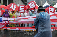 [포토] 성조기 찢는 사드반대집회 참가자들