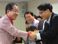 [포토] 악수하는 홍준표 자유한국당 대표
