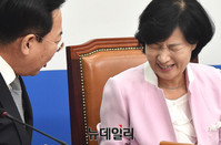 [포토] 대화 나누는 추미애-박남춘