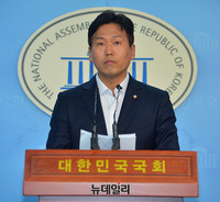 [포토] 文정부 100일, 논평 발표하는 손금주 대변인