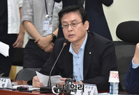 [포토] 인사말 하는 자유한국당 정우택 원내대표