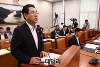 [포토] 긴급 현안보고하는 김영록 농림축산식품부 장관