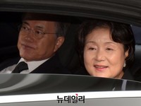 [포토] 현충관 나서는 문재인-김정숙