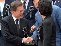 [포토] 악수하는 문재인 대통령