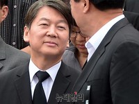 [포토] 현충관 나서는 안철수